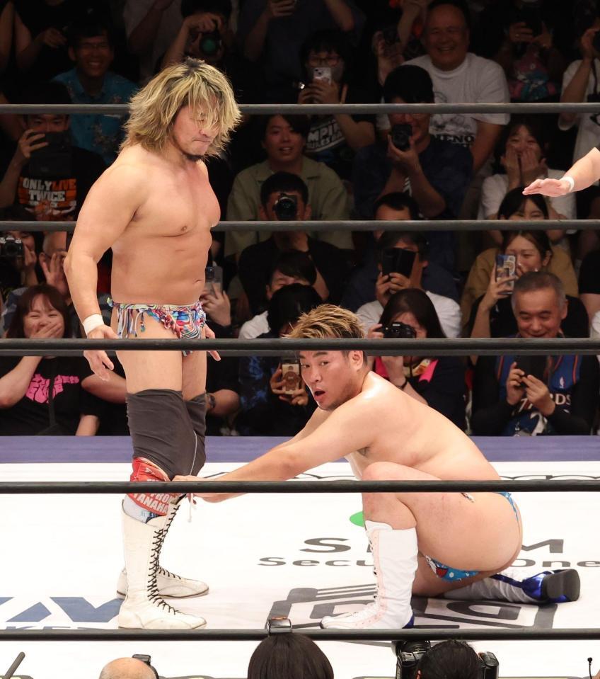 　男色ディーノ（右）からタイツを脱がされてしまう棚橋弘至