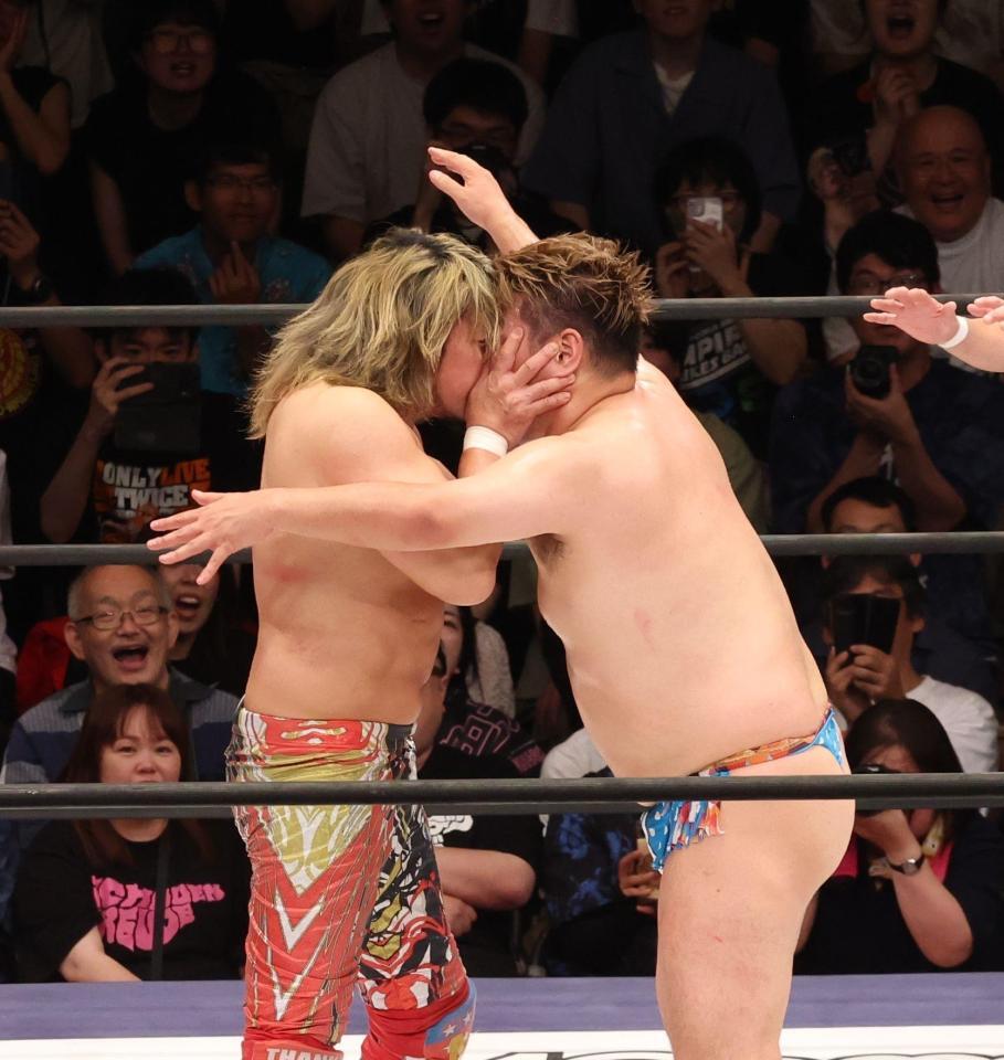 　男色ディーノ（右）に熱烈なキスをする棚橋弘至