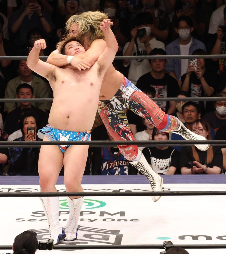 　男色ディーノ（左）にスリングブレイドを決める棚橋弘至