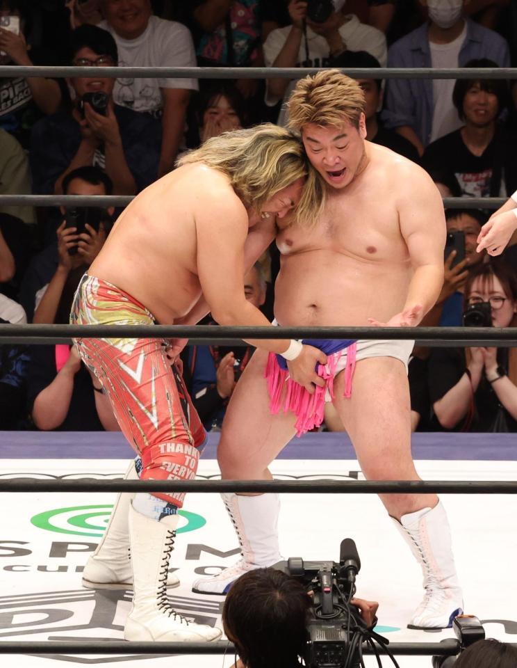 　お互いの股間を攻め合う男色ディーノ（右）と棚橋弘至