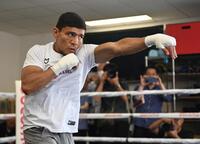 　シャドーを行うアフマダリエフ（撮影・持木克友）