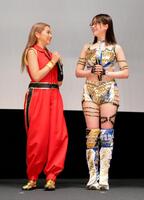 　映画「家出レスラー」舞台あいさつに登場した（左から）ゆきぽよ、小坂井祐莉絵＝２４年５月