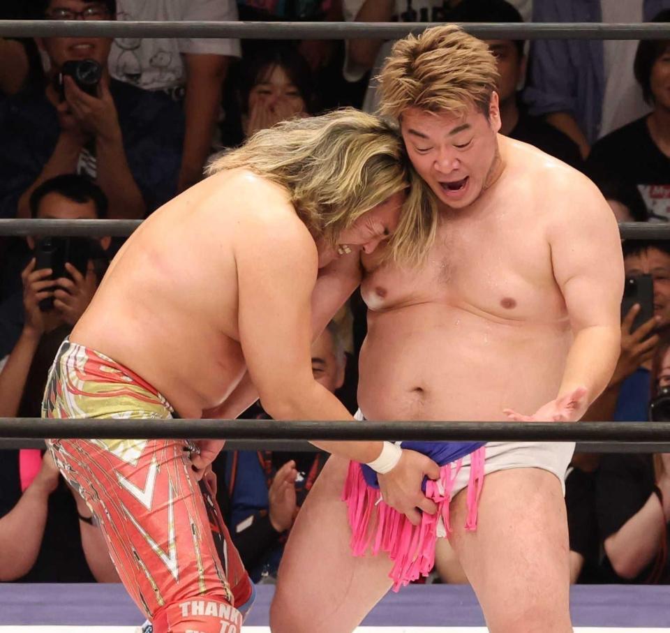 　お互いの股間を責め合う男色ディーノ（右）と棚橋弘至