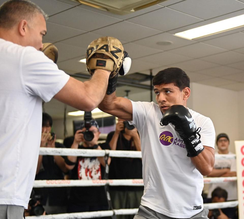 　ミット打ち練習を行うアフマダリエフ（撮影・持木克友）