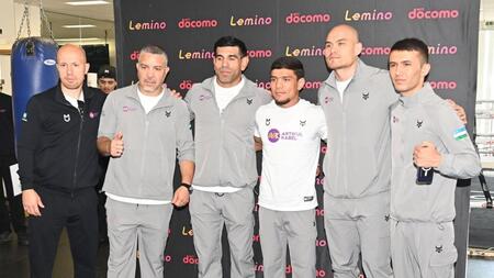 　肩を組み写真に納まるアフマダリエフ（左から４人目）チームのメンバー（撮影・持木克友）