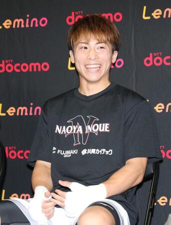 笑顔で取材に応じる井上尚弥（撮影・金田祐二）