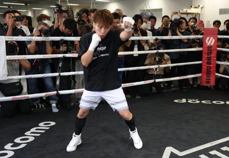 大勢の報道陣が注目する中、練習を公開した井上尚弥（撮影・金田祐二）