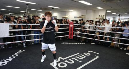 大勢の報道陣が注目する中、練習を公開した井上尚弥（撮影・金田祐二）