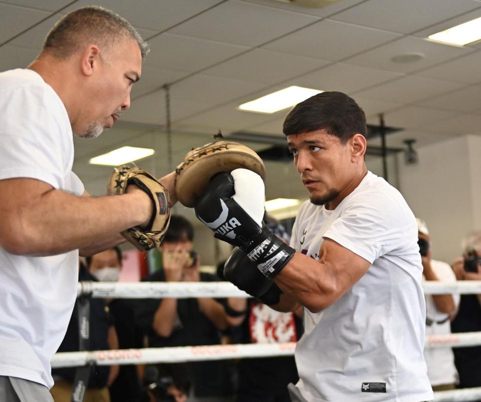 　ミット打ち練習をするアフマダリエフ（撮影・持木克友）