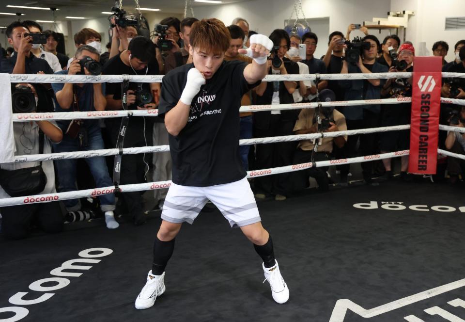 大勢の報道陣が注目する中、練習を公開した井上尚弥（撮影・金田祐二）