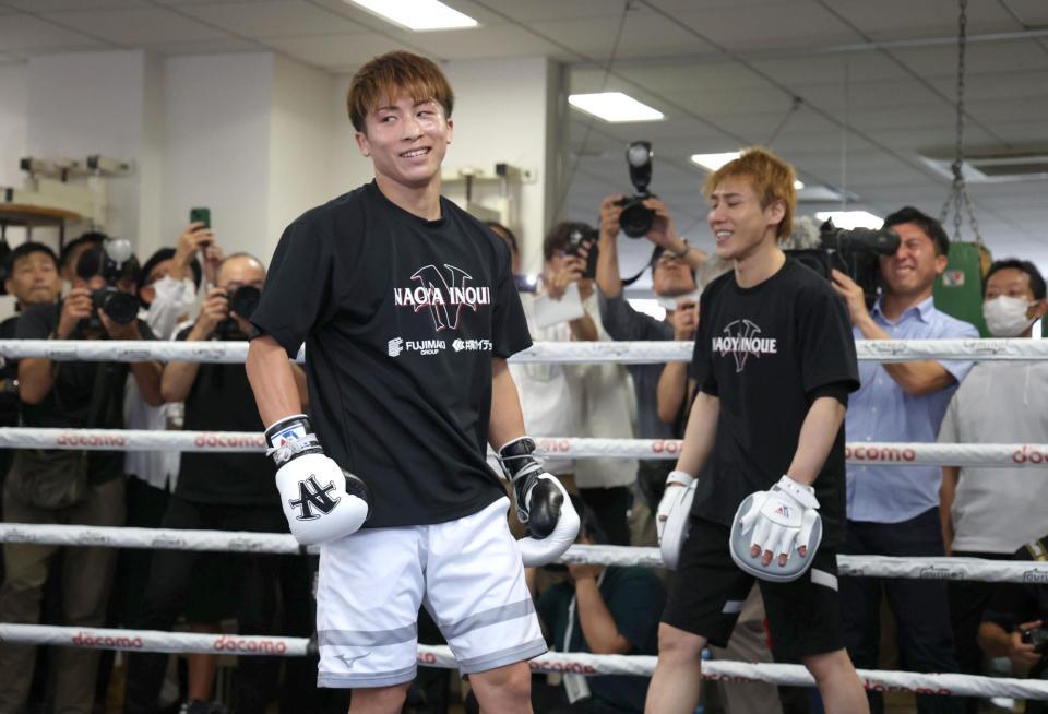 練習を公開し笑顔の井上尚弥（撮影・金田祐二）