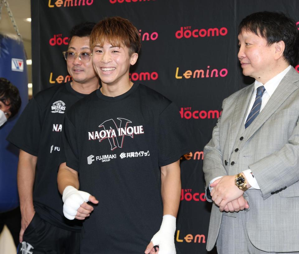 笑顔で取材に応じた井上尚弥（撮影・金田祐二）