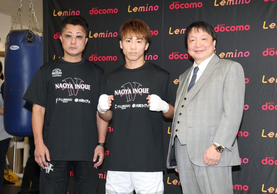 取材に応じた（左から）井上真吾トレーナー、井上尚弥、大橋秀行会長（撮影・金田祐二）