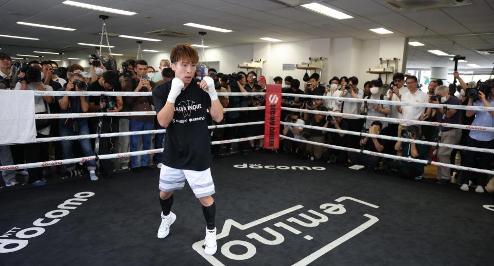 大勢の報道陣が注目する中、練習を公開した井上尚弥（撮影・金田祐二）