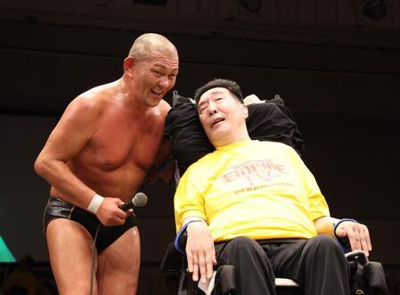 　鈴木みのる（左）と笑顔でトークショーをする高山善廣