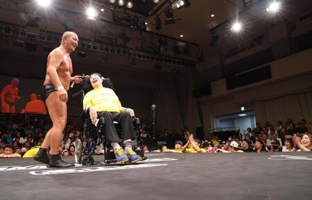 　大勢の観衆の前で鈴木みのる（左）とトークショーをする高山善廣