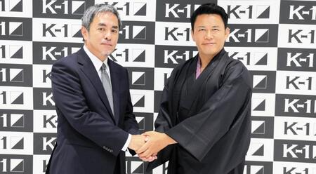 　Ｋ－１の新プロデューサーに就任した須藤元気氏（右）と退任する宮田充プロデューサー＝Ｋ－１提供