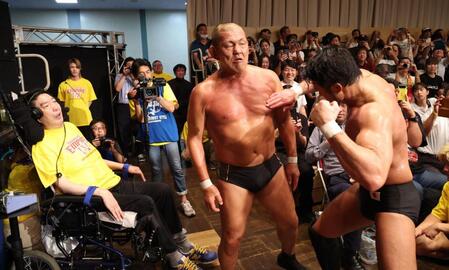 　高山善廣（左）の前でチョップ合戦をする鈴木みのる（中）と柴田勝頼