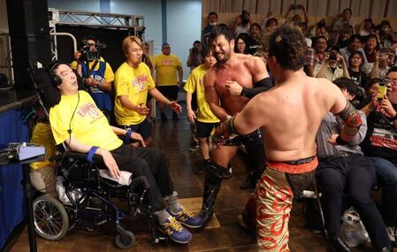 　高山善廣（左）の前でチョップ合戦をするＫＥＮＴＡ（中）と丸藤正道