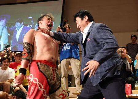 　丸藤正道（左）にチョップを決める解説者の小橋建太