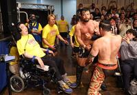 　高山善廣（左）の前でチョップ合戦をするＫＥＮＴＡ（中）と丸藤正道