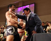 　ＫＥＮＴＡ（左）にチョップを決める解説者の小橋建太