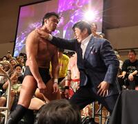 　柴田勝頼（左）にチョップを決める解説者の小橋建太