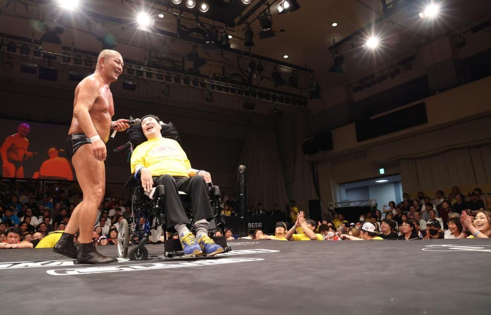 　大勢の観衆の前で鈴木みのる（左）とトークショーをする高山善廣