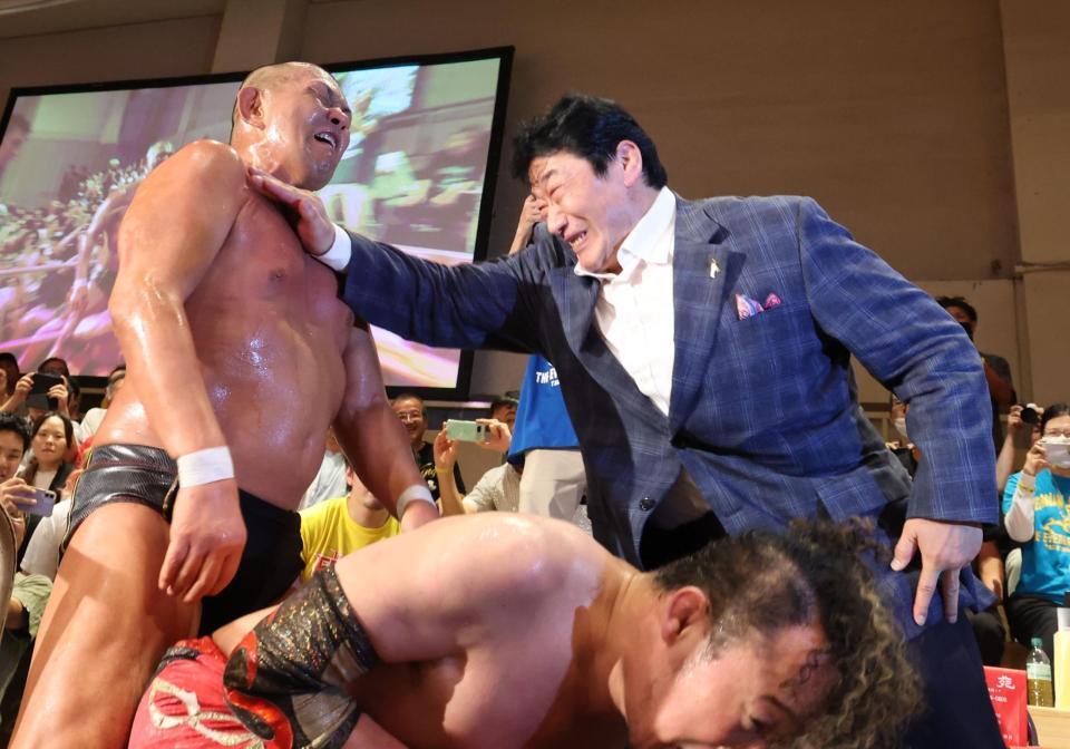 　鈴木みのる（左）にチョップを決める解説者の小橋建太