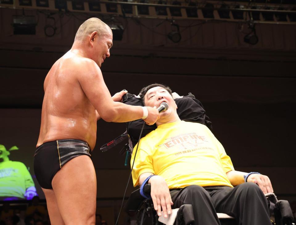 　鈴木みのる（左）と絶妙のトークを繰りひろげる高山善廣