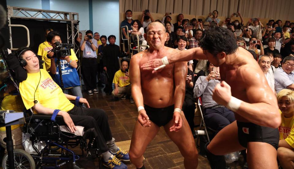 　高山善廣（左）の前でチョップ合戦をする鈴木みのる（中）と柴田勝頼