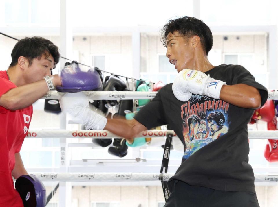 　八重樫トレーナー（左）を相手にミット打ちをする武居由樹（撮影・佐々木彰尚）