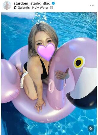 ナイトプールを楽しむ姿を投稿したスターライト・キッド＝自身のインスタグラム（ｓｔａｒｄｏｍ＿ｓｔａｒｌｉｇｈｔｋｉｄ）より