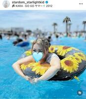 プールを楽しむ姿を投稿したスターライト・キッド＝自身のインスタグラム（ｓｔａｒｄｏｍ＿ｓｔａｒｌｉｇｈｔｋｉｄ）より