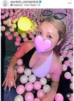 ナイトプールを楽しむ姿を投稿したスターライト・キッド＝自身のインスタグラム（ｓｔａｒｄｏｍ＿ｓｔａｒｌｉｇｈｔｋｉｄ）より