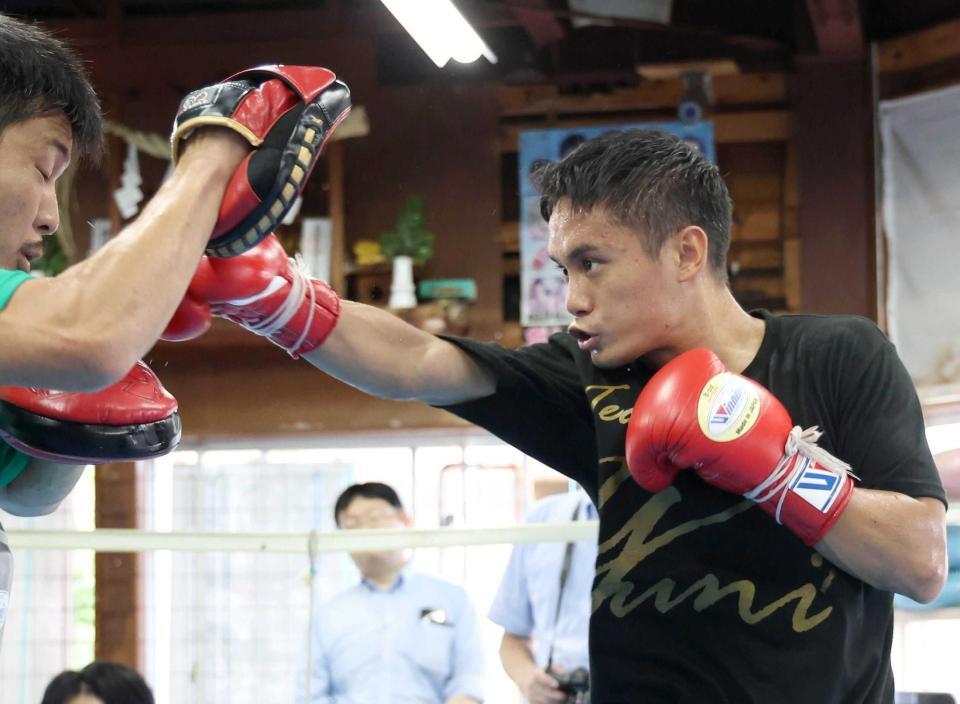 　ミット打ちをする高田勇仁（撮影・佐々木彰尚）