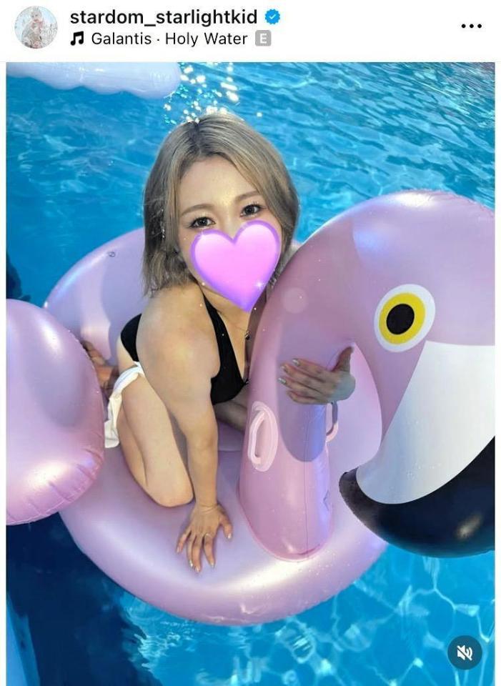 ナイトプールを楽しむ姿を投稿したスターライト・キッド＝自身のインスタグラム（ｓｔａｒｄｏｍ＿ｓｔａｒｌｉｇｈｔｋｉｄ）より