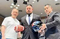 　プロレスラーと並行してアメフト挑戦を発表した飯野雄貴（中央）、高木三四郎副社長（左）、ノジマ相模原ライズの石井光暢ＧＭ