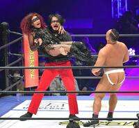 　飯野雄貴（右）に〝婦唱夫随〟のドロップキックを浴びせるＬｉＬｉＣｏと小田井涼平＝２２年３月