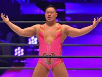 　ポーズをとる飯野雄貴＝２２年３月