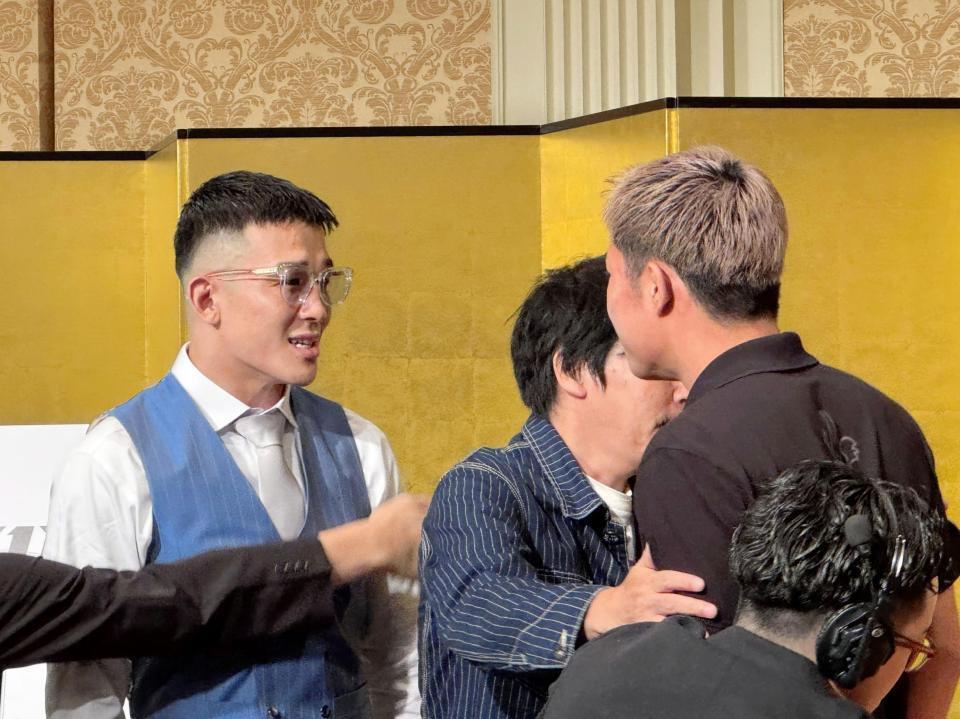 　１１・３神戸大会での対戦が決まった萩原京平（左）と秋元強真。フェースオフでは一触即発状態となり、スタッフに制止される