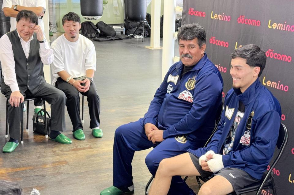 　武居由樹に挑戦するクリスチャン・メディナ（右端）の公開練習を視察する（左から）大橋ジムの大橋秀行会長、八重樫東トレーナー