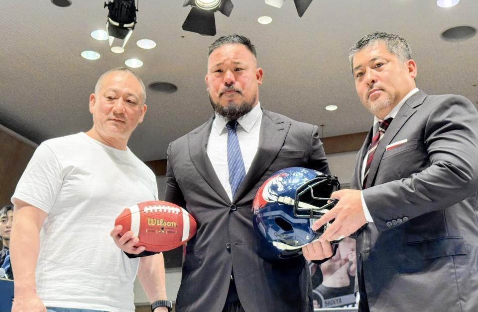 　プロレスラーと並行してアメフト挑戦を発表した飯野雄貴（中央）、高木三四郎副社長（左）、ノジマ相模原ライズの石井光暢ＧＭ