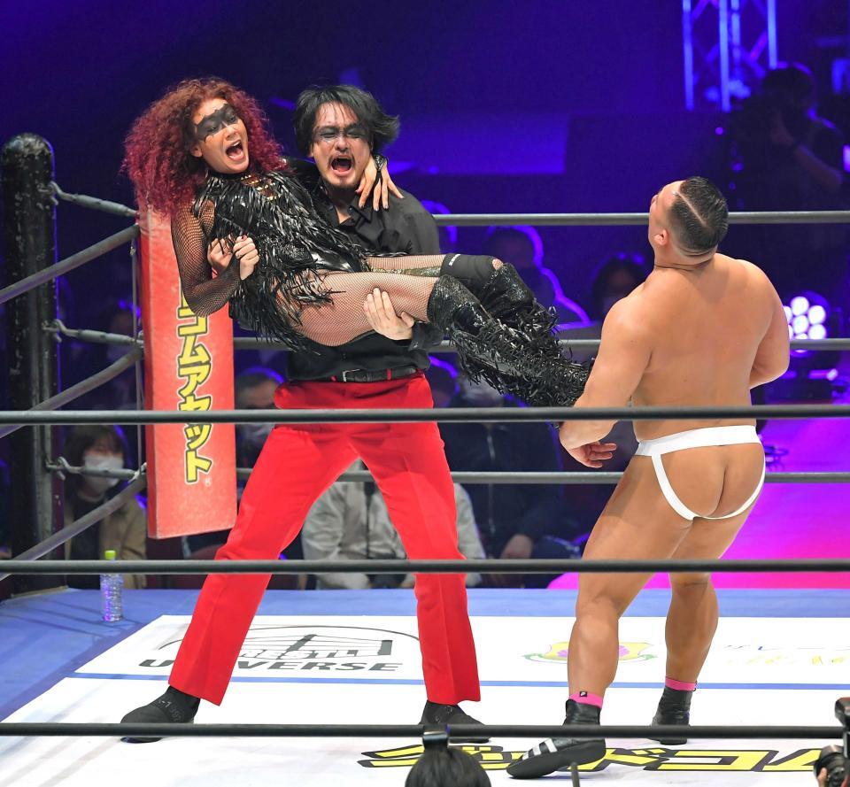 　飯野雄貴（右）に〝婦唱夫随〟のドロップキックを浴びせるＬｉＬｉＣｏと小田井涼平＝２２年３月