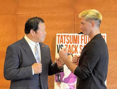 　ＩＷＧＰ世界ヘビー級王者ザック・セイバーJr.（右）とシングルマッチで対戦することを発表した藤波辰爾