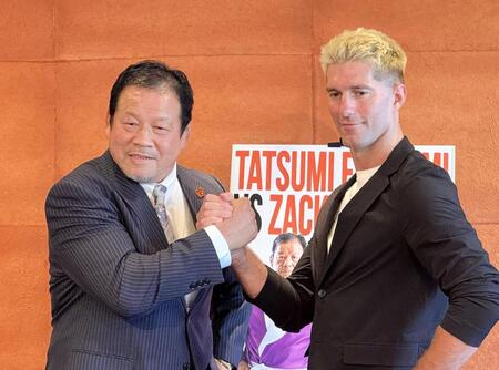 　ＩＷＧＰ世界ヘビー級王者ザック・セイバーJr.（右）とシングルマッチで対戦することを発表した藤波辰爾
