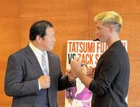 　ＩＷＧＰ世界ヘビー級王者ザック・セイバーJr.（右）とシングルマッチで対戦することを発表した藤波辰爾