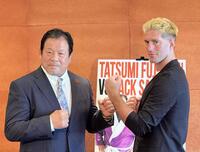 　ＩＷＧＰ世界ヘビー級王者ザック・セイバーJr.（右）とシングルマッチで対戦することを発表した藤波辰爾