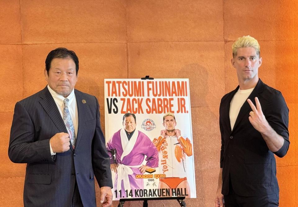 　ＩＷＧＰ世界ヘビー級王者ザック・セイバーJr.（右）とシングルマッチで対戦することを発表した藤波辰爾