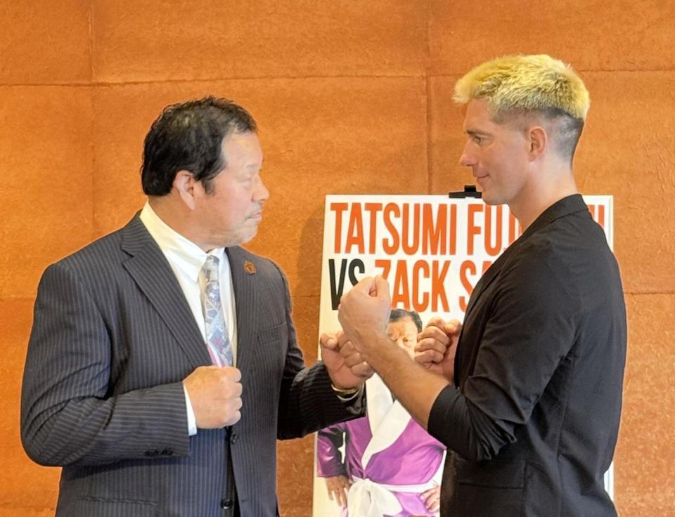 　ＩＷＧＰ世界ヘビー級王者ザック・セイバーJr.（右）とシングルマッチで対戦することを発表した藤波辰爾